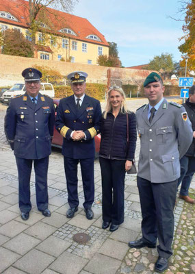 VAdm. Schönbach und Frau Anja Ratzke, Bürgermeisterin der Stadt Bergen.  
