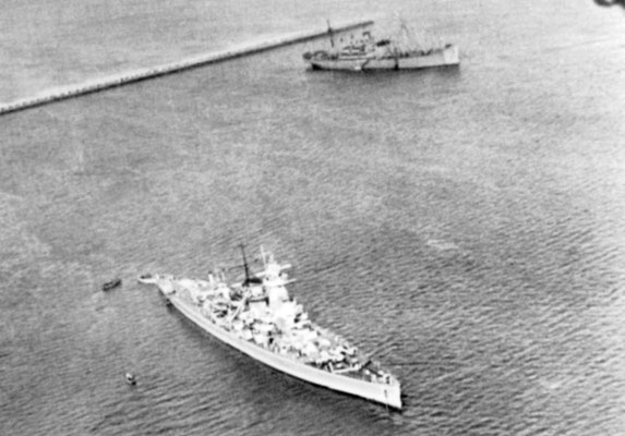 Die "Graf Spee" im Vorhafenbecken - hinten die "Tacoma".