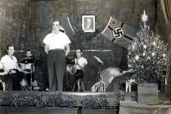 Weihnachten 1945. Deutsche Städte liegen in Schutt und Asche und in weiten Teilen von Europa sieht es nicht viel anders aus. Nur in Sierra de la Ventana ist es erkennbar - der Glaube ist stark und die Welt noch in Ordnung.