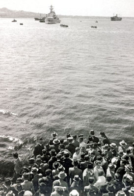 Die "Tacoma" wurde durch die "Graf Spee" so abgedeckt, dass das Übersetzen der Besatzung von Land aus kaum wahrgenommen wurde.