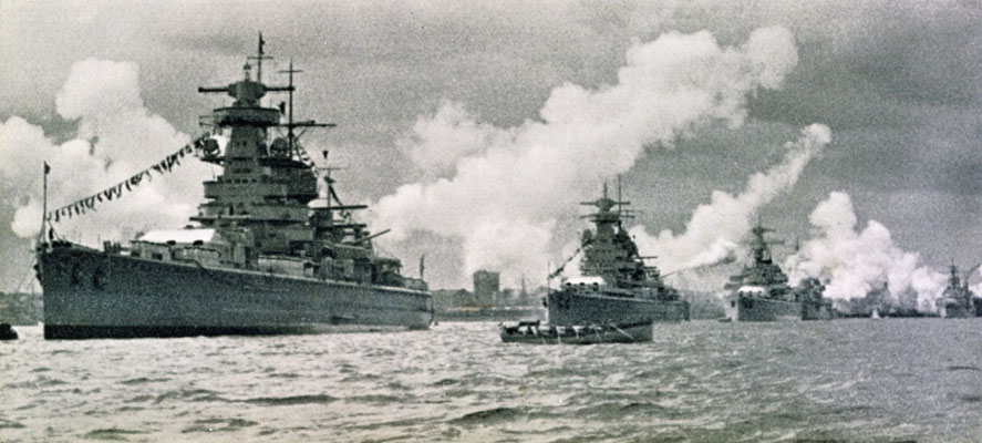 Flottenparade - das  Flaggschiff "Admiral Graf Spee" über die Toppen geflaggt, dahinter die "Admiral Scheer" und die "Deutschland" - danach Leichte Kreuzer.