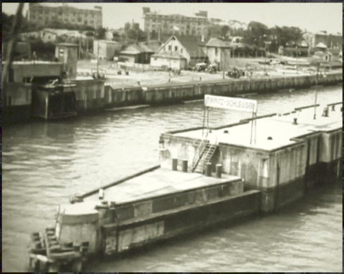 III. Einfahrt "Tirpitz-Schleuse". Einfahrt mit Nordkammer.