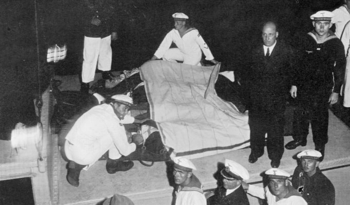 Die Schwerverletzten werden von Bord gebracht - 14.12.39.