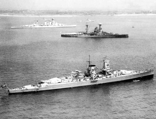 Die HMS "Hood" oben, HMS "Resolution" mittig, "Graf Spee" unten.