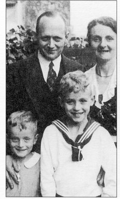 Ehepaar Langsdorff mit den beiden Söhnen Klaus (li) und Jochen (re); Klaus war im 7. Lebensjahr an Diabetes gestorben, Jochen, 21. Jahre, LtzS., fiel 1944 in einem "Einmann U-Boot" vor der holl. Küste.