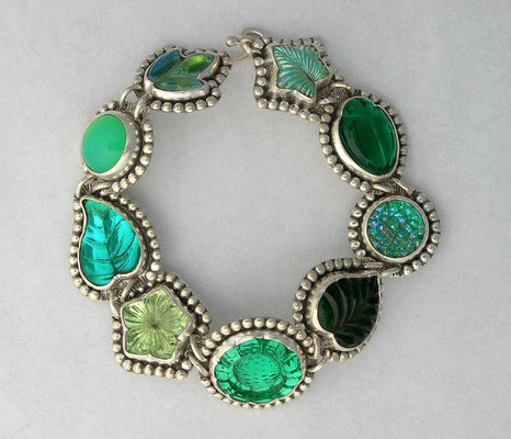 Vintage glass charm bracelet-green