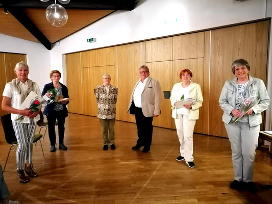 Strahlende Gesichter - geehrt für treues Engagement im Chor / Jahreshauptversammung 2021