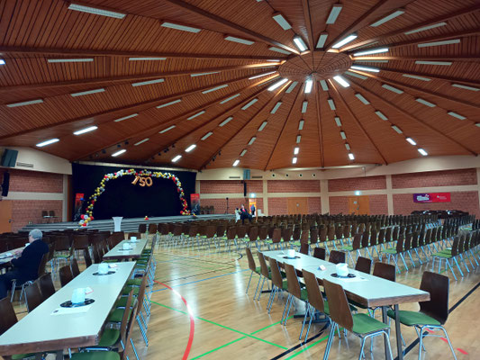 Das "Davor" Die Ruhe vor dem Sturm - dan fluteten hunderte Zuhörer den Saal