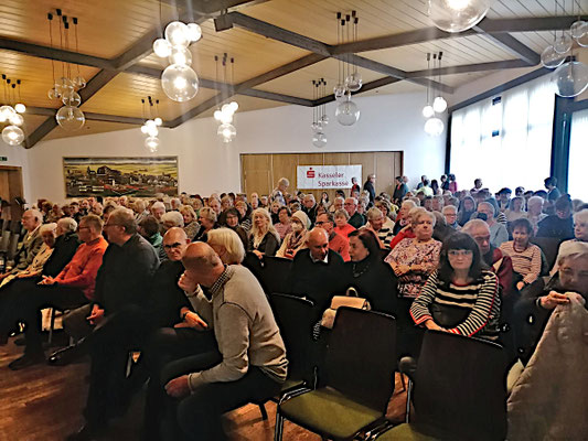 Volles Haus - gespannt wartet das Publikum