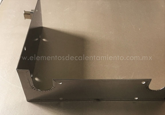 Tira en forma de escuadra, con resaques, terminal caja con conector tipo plancha.