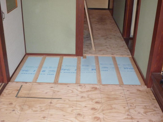 廊下の床下に断熱材を引き詰め床板は２重張りとしました