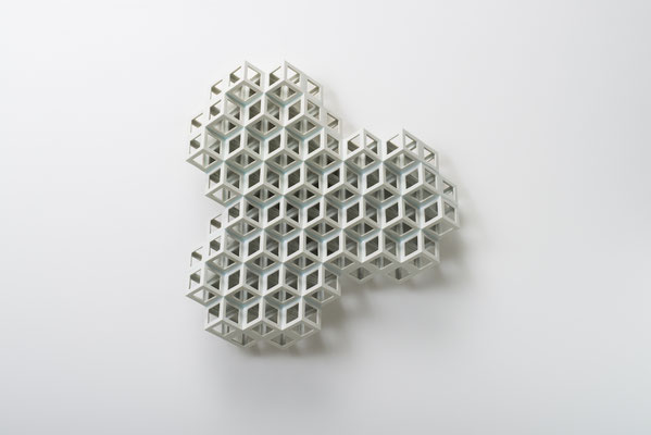 Lattice receptacle‐Polycrystal（triple）, 2013, Porcelain, h.47×w.44×d.11cm 