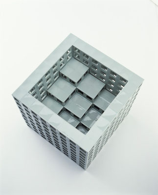 Lattice receptacle‐光の舞台, 2005, Porcelain, h.35×w.35×d.35㎝ 