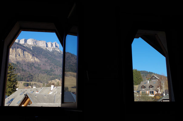 Deux fenêtres dans la pièce à vivre apportent une belle clarté et une belle vue