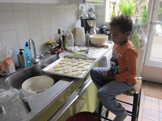 De Charilove koekjes worden gebakken.