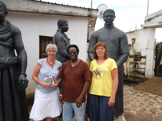 Samen met Victor Uwaifo op de foto.