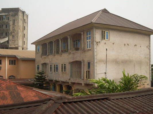 De Dormitory in 2017. Beganegrond voor de kinderen, eerste verdieping voor de Youthcorpers, tweede verdieping voor de vrijwilligers.