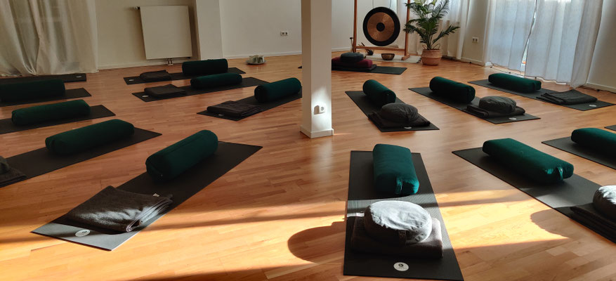 Yoga-Raum stimmungsvoll und entspannend