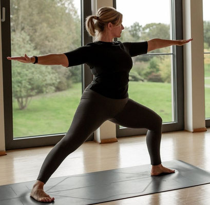 Yoga-Trainerin bei Yoga-Übung