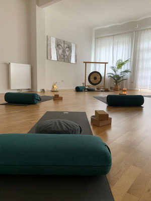 Kursraum, Matten und Yoga-Rollen