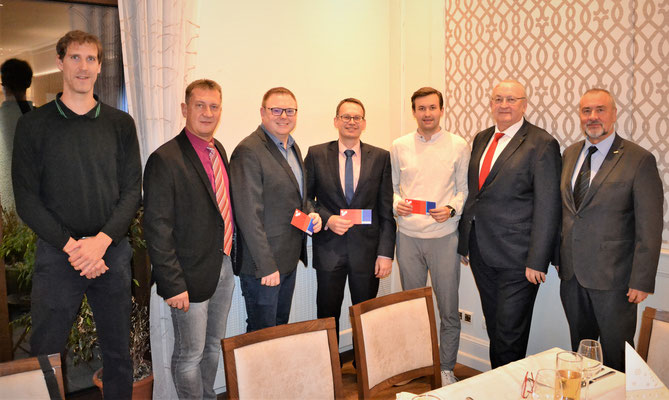 Gewinner des Regelkaisers 2022 Mitte Mag. Klaus Kainberger, links von Klaus Mag. Marcel Hobbiger, rechts von Klaus Matthias Schiller