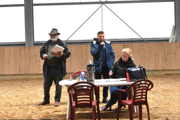 Christoph Hirsch vom Zuchtverband und Nicole Kempf und Christian Rauer Materialrihter IPZV