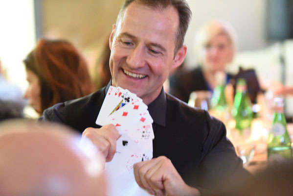 Zauberer Bad Mergentheim, Zauberkünstler Bad Mergentheim, Mentalist Bad Mergentheim, Magier Bad Mergentheim, Tischzauberer Bad Mergentheim, Mentalshow Bad Mergentheim, Hochzeit, Geburtstag, Firmenevent, Bad Mergentheim, Zauberer, Mentalist, Mentalmagie