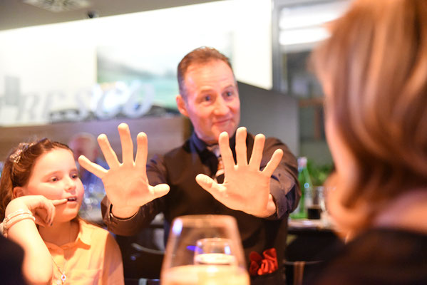 Zauberer in Bensheim und Lorsch, verzaubert Ihre Gäste auf hohem Niveau, Geburtstag, Bensheim, Hochzeit. Die Zaubershowfür Firmenevent und seine Mentalshow fasziniert in Lorsch. Der Mentalist in Bensheim begeistert auch als Zauberkünstler in Lorsch.