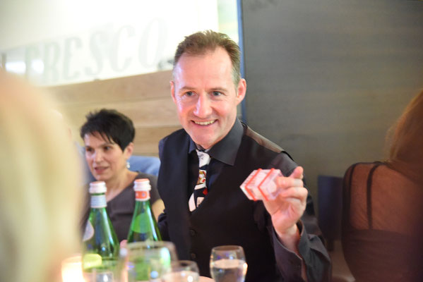 Zauberer Bad Mergentheim, Zauberkünstler Bad Mergentheim, Mentalist Bad Mergentheim, Magier Bad Mergentheim, Tischzauberer Bad Mergentheim, Mentalshow Bad Mergentheim, Hochzeit, Geburtstag, Firmenevent, Bad Mergentheim, Zauberer, Mentalist, Mentalmagie