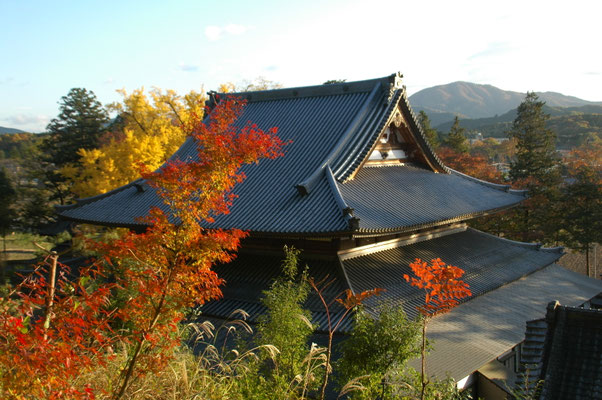 本堂と吾国山（秋１）