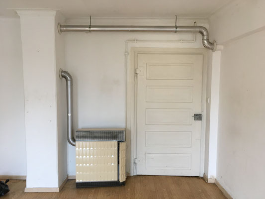 Altes Schulhaus Tübingen-Derendingen, Zimmer mit Gas-Einzelofen vor Sanierung 