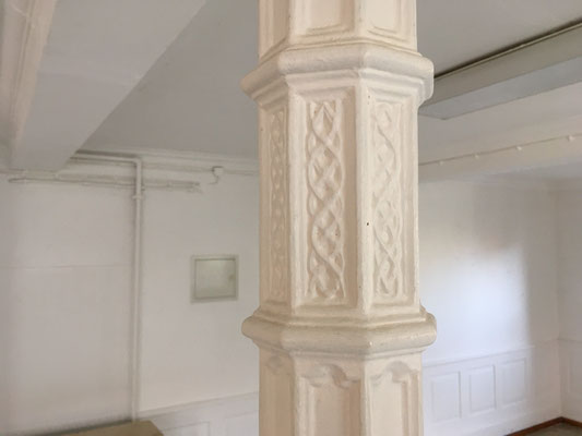Altes Schulhaus Tübingen-Derendingen, gusseiserne Stütze im Saal