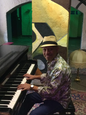 Jazzpiano-, Jazzklavier-Unterricht in Berlin-Charlottenburg, Schmargendorf, Wilmersdorf Schöneberg mit Perlito Tabora