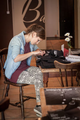 Betti bei der Arbeit Photo by Alex Chepa