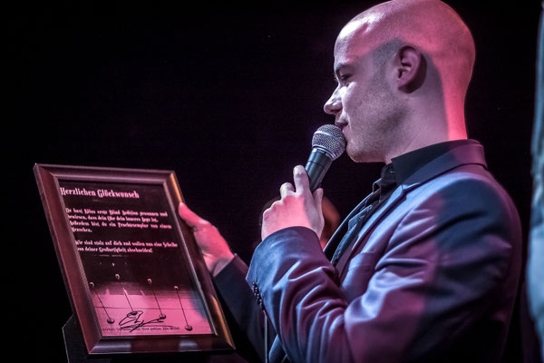 Die Urkunde Photo by Alex Chepa