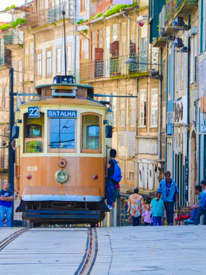 Vieux tram à côté de la torre dos Clérigos