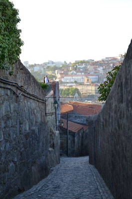 Narrow street in Vila Nova de Gaia ©Porto Moments