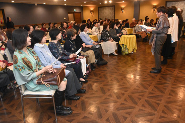 お客様も出演者も大合唱