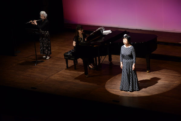 フルートも吹くし　歌も歌うし