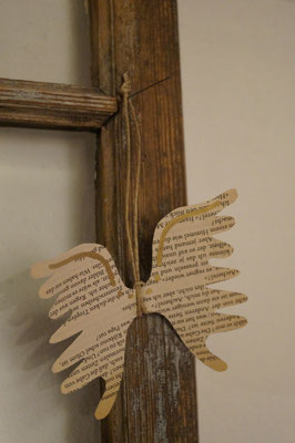 Schmöker-Engelsflügel: Weihnachtsdekoration aus einem alten Buch falten und schneiden