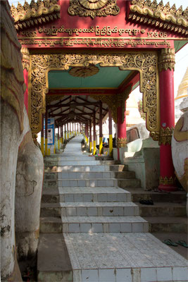 Sagaing - Pagode Shwe Kyet Kya 02 -  La montée 