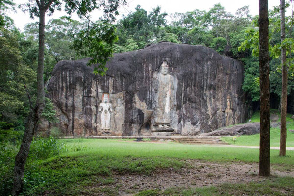 Buduruwagala 02 - Constitué de 7 statues sculptées dans une paroi rocheuse de 20 m de haut et 100 m de large
