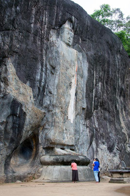 Buduruwagala 04 - La statue centrale est le plus grand Bouddha debout sculpté du Sri Lanka  (15 m)