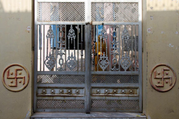 Alsisar 10 - Svastika - Symbole porte bonheur indien - A ne pas confondre avec le symbole Nazi qui est un Svastika incliné à 45°