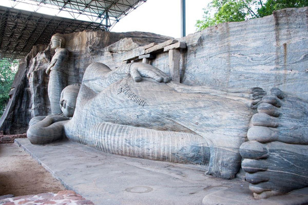Polonnaruwa 18 - Gal Virhariya - 3 grand Bouddhas sculptés dans la roche