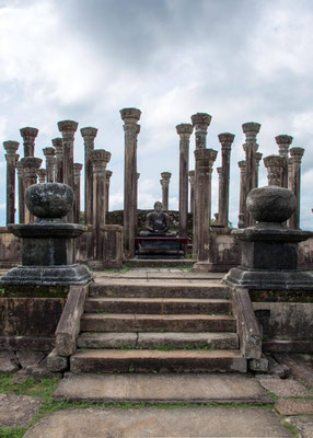 Medirigiriya 04 - Medirigiriya - Le vatadage (Temple circulaire)