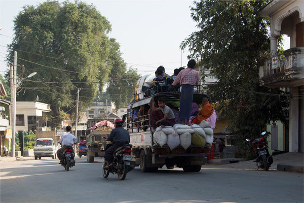 Sagaing -  Sur la route 07 - Transport en commun