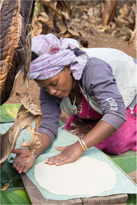 ETHIOPIE - Vallée de l'Omo - Village Dorzé 08 - Préparation du Kocho (galette à partir du faux bananier)