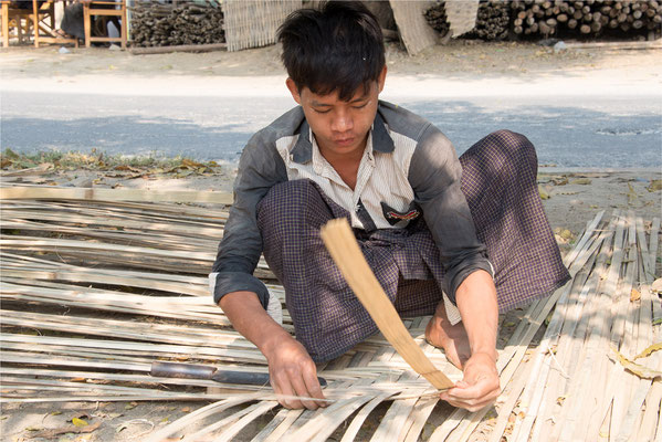 Sagaing - Sur la route 03 - Tressage de panneaux de bambou sur le terre plein central d'une 2 fois 2 voies