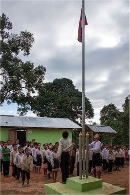 Ban Hoy Lerk - Ecole - Lever des couleurs 15